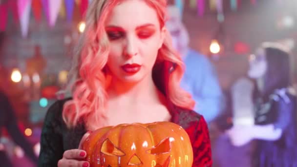 Close-up shot of a young sensual woman in the costume of a vampire at a halloween party — Stock Video