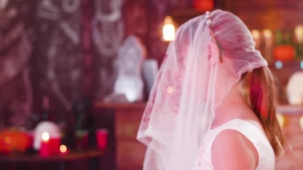 Costume da sposa morto macchiato di sangue prima di una festa di Halloween — Video Stock