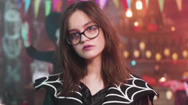 Menina adolescente atraente em traje de bruxa na festa de Halloween — Vídeo de Stock