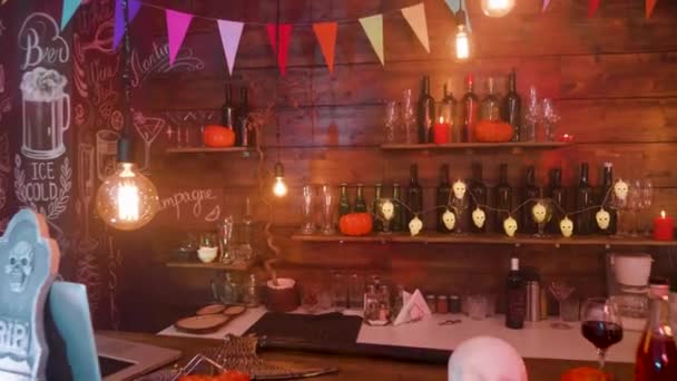 Bar vyzdobený na Halloween a mladí lidé v strašidelných oblecích tančí — Stock video