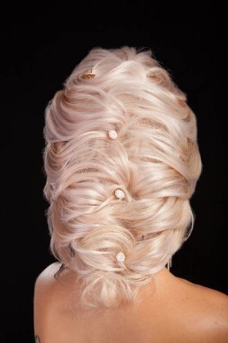 Sarı saçlı genç kadın yüksek son moda coiffure.