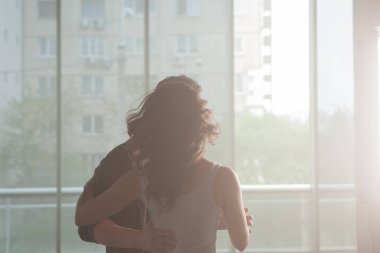 Büyük stüdyo salonunda profesyonel dansçılar danslarını yeniden yapıyor