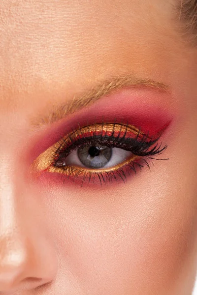 Primo piano di bella ragazza con trucco fresco rosa e dorato — Foto Stock