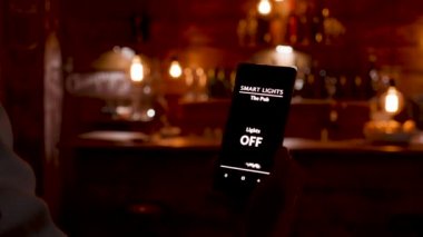 Telefondaki akıllı ışıklar uygulaması ışıkları açmak için alışıyor