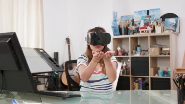 Teenager-Mädchen im heimischen Zimmer lernt mit Virtual-Reality-Headset über Planeten — Stockvideo