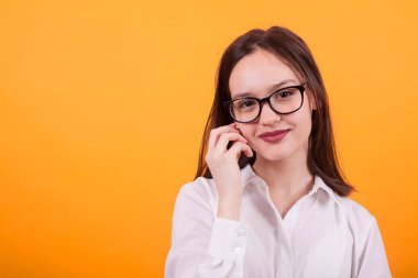 Stüdyo sarı arka plan üzerinde beyaz gömlek ile Sevimli çocuk