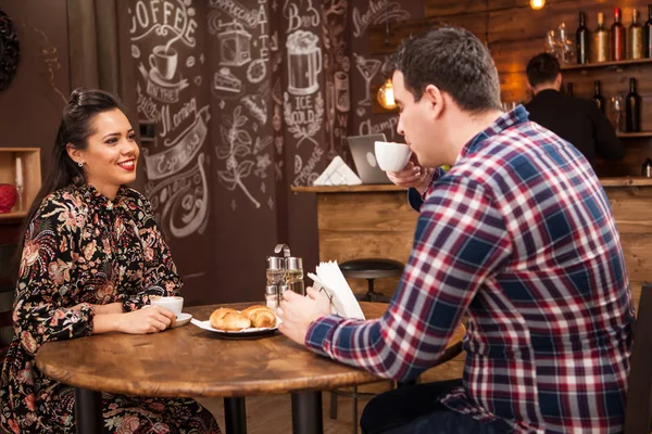 Casal feliz beber café na loja de café vintage — Fotografia de Stock