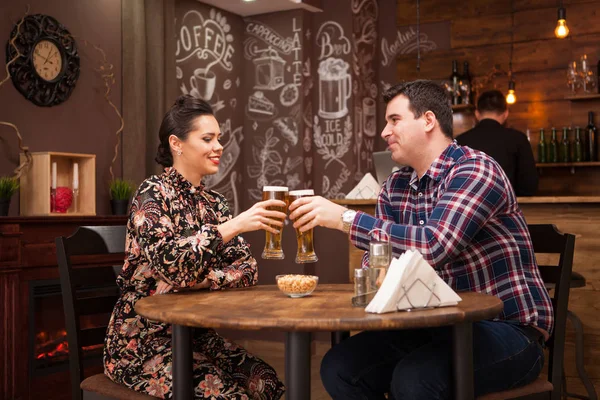 Casal apaixonado no encontro beber cerveja e se divertir . — Fotografia de Stock