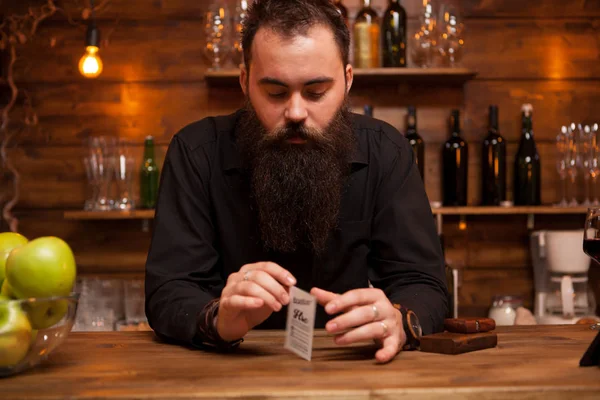 Бородатий гіпстер бармен грає зі своїми трюковими картами . — стокове фото