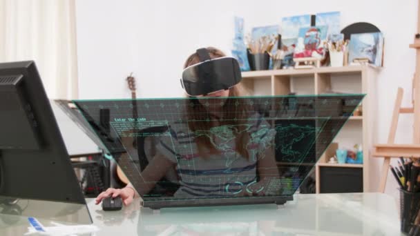 Dolly shot van een meisje in haar kamer leren via Virtual Reality headset — Stockvideo