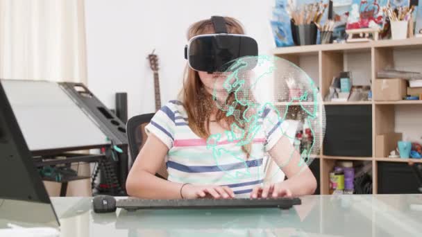Ребенок дома делает домашнее задание в виртуальном пространстве — стоковое видео