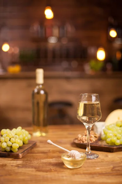 Tál aranyméz jar friss szőlő és a wolnuts egy fából készült asztal — Stock Fotó