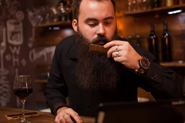 Hipster camarero cuidando de su larga barba . —  Fotos de Stock