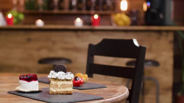 테이블에 맛있는 과자와 케이크에 인형 촬영 — 비디오