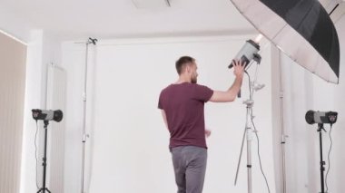 Ekipman kurma bir stüdyoda bir fotoğrafçının orta çekim