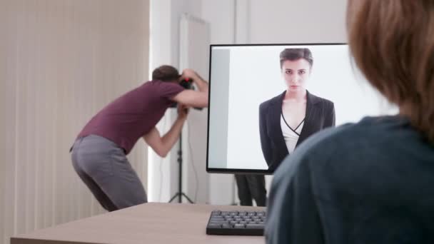 Client sur le plateau regardant le travail du photographe — Video