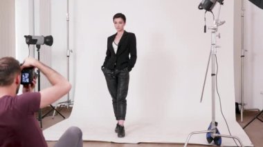 Fotoğrafçı profesyonel bir modelin fotoğraflarını çekiyor