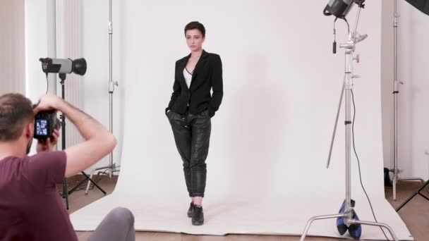 Photographer taking pictures of a professional model — Stock Video