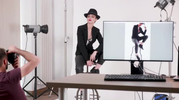 Backstage eines professionellen Fotoshootings, bei dem der Fotograf das Modell fotografiert — Stockvideo