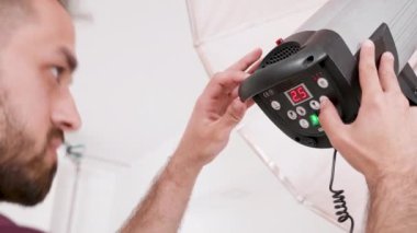 Işıkları ayarlayarak profesyonel stüdyo fotoğrafçısı yakın çekim