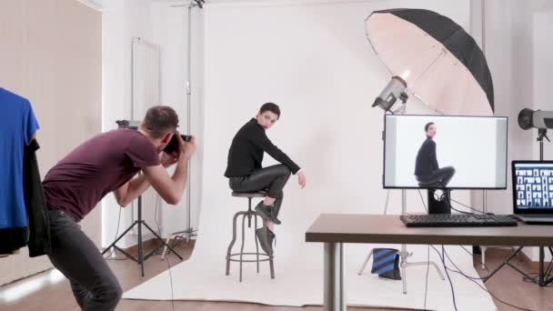 Modell poserar i mode stil till en professionell fotograf — Stockvideo