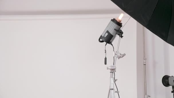 Fechar o equipamento de iluminação profissional — Vídeo de Stock
