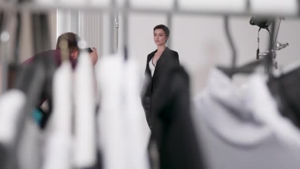 Profesyonel photoshoot setinde giysiler aracılığıyla el çekim — Stok video