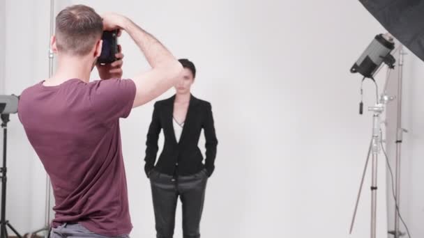 Fotógrafo está tomando fotos de modelo profesional — Vídeo de stock