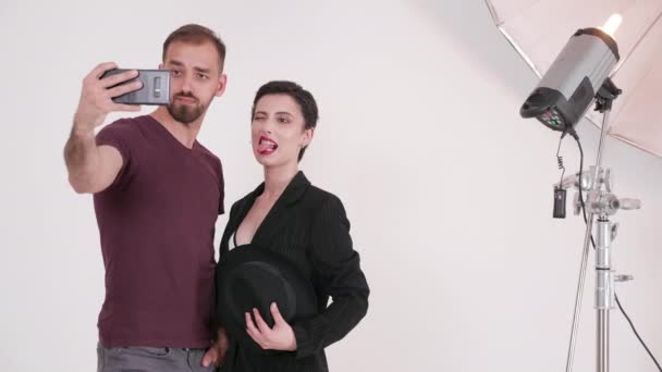 Vicces arcok és selfies-fotós fotózni a modell — Stock videók
