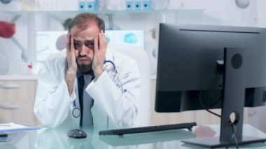 Modern ofisinde aşırı çalışan sicentist veya doktor