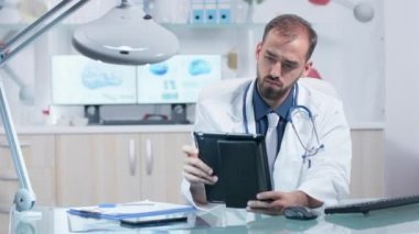 Tablet Pc bakarak modern ofiste Konsantre araştırmacı