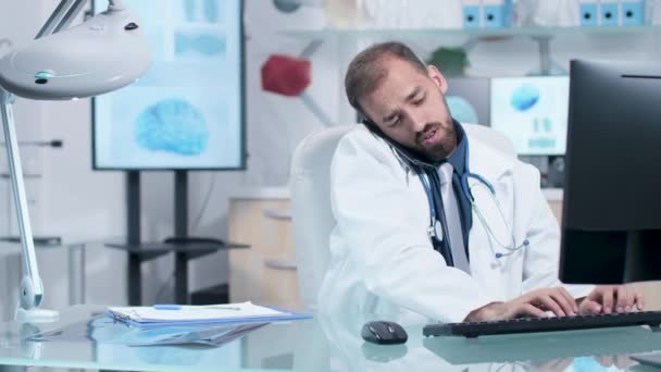 Doktor modern ofisinde telefonda konuşuyor — Stok video