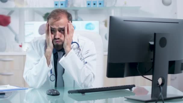 Sicentiste surmené ou médecin dans son bureau moderne — Video