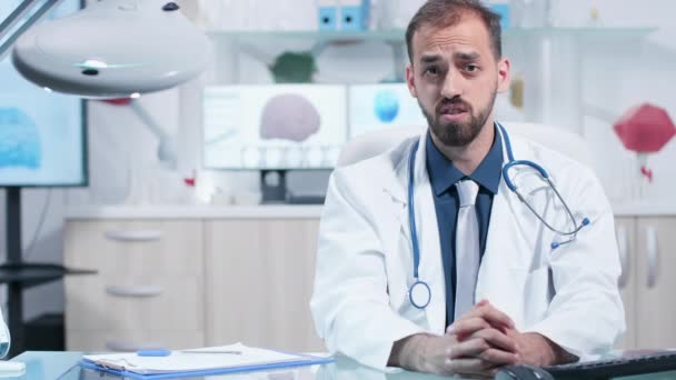 POV tiro de médico falando através de videoconferência com pacientes — Vídeo de Stock