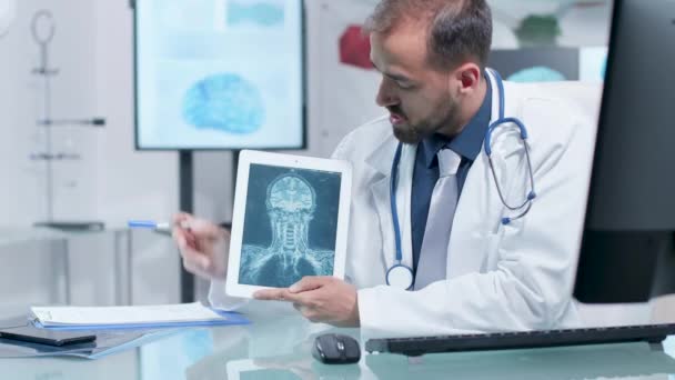 Доктор показывает рентгеновское сканирование на цифровом планшетном компьютере — стоковое видео