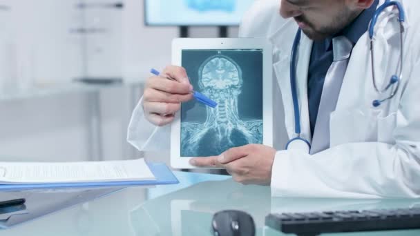 Primer plano de las manos del médico explicando algo sobre un escáner de rayos X en una tableta digital — Vídeos de Stock