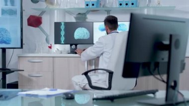Modern araştırma merkezinde çalışan doktor