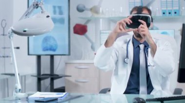 Modlayıcı ofisinde sanal alanda çalışan vr kulaklık takan doktor