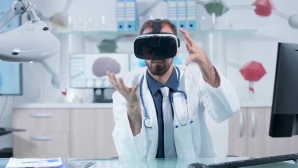 Neurólogo con gafas VR aprendiendo sobre el cerebro en el espacio 3D — Vídeo de stock