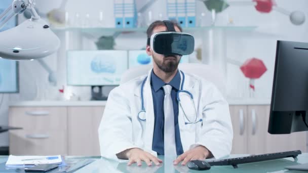 Kaukasischer Arzt trägt in seinem modernen Büro ein Vr-Headset — Stockvideo