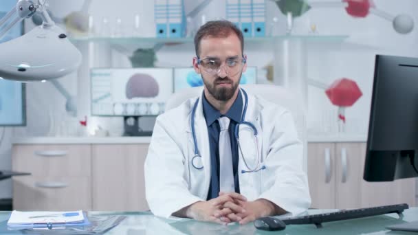Chirurg am Schreibtisch mit Brille und Liegen im virtuellen Raum — Stockvideo