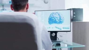 Modern araştırma merkezinde Doktor 3D beyin tarar bakar