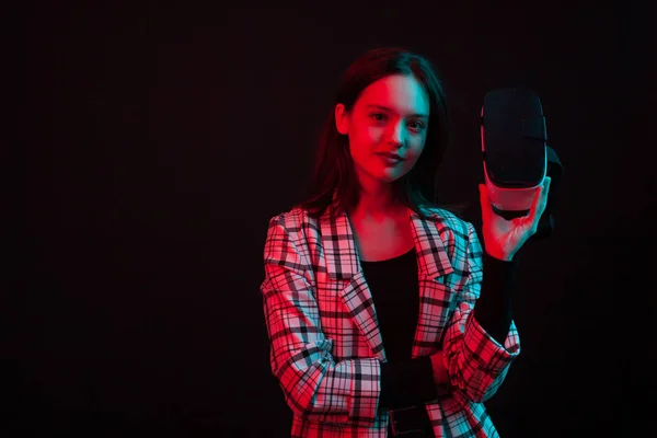 Portret van schattig jong meisje houden een moder Virtual Reality headset in Studio — Stockfoto