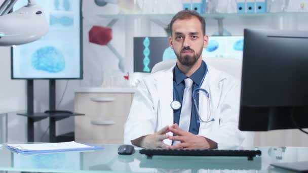 Retrato del médico serio mirando a la cámara — Vídeo de stock