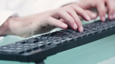 Bilgisayar klavyesi üzerinde yazarak doktor elleri çok yakın çekim