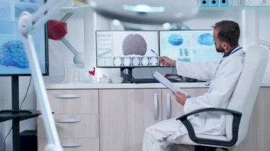 Doktor 3d beyin tarası ve animasyonlu Dna dizeleri hakkında notlar alarak