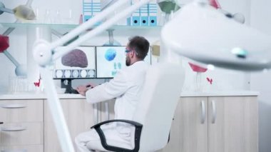 Adam modern araştırma merkezinde çalışıyor