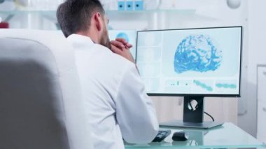Doktor monitörde 3d beyin taramak bakıyor