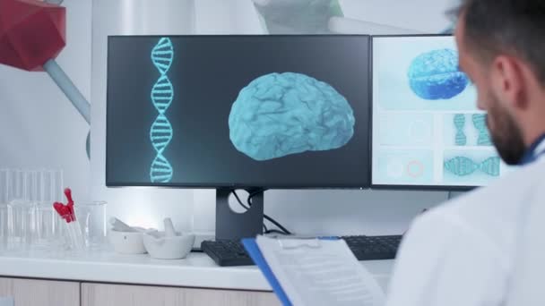 Arzt macht Notizen und studiert aus einem 3D-animierten Gehirnscanner