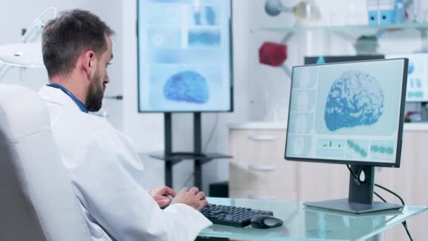 Imágenes de mano del neurólogo profesional que mira la animación del escaneo cerebral 3D — Vídeos de Stock